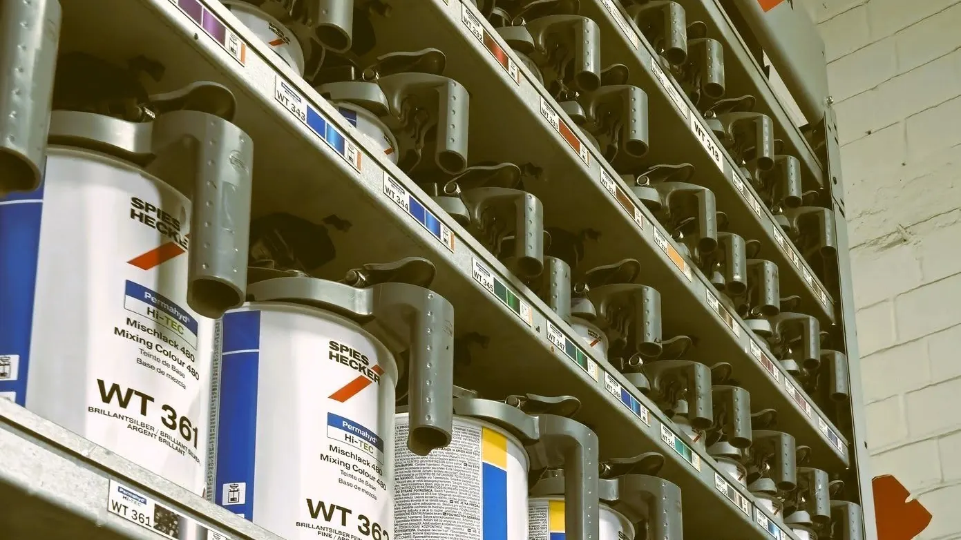 Farbmischtechnik in der ColorTec Werkstatt