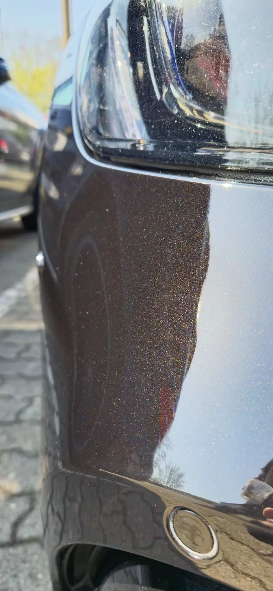 Detailaufnahme eines lackierten Fahrzeugbereichs